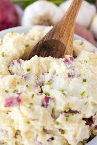 garlic mashed red potatos with chopped red onion mixed in and miced chives sprinkled on top